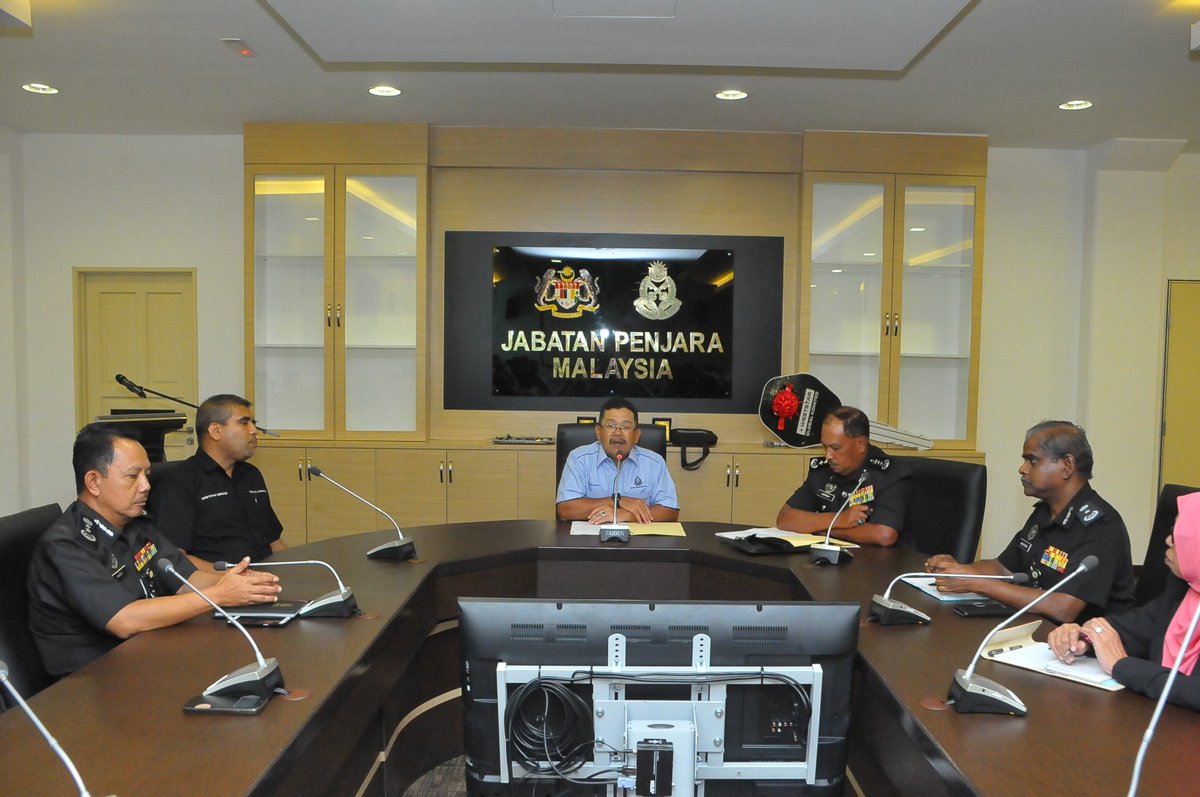 penjaramalaysia's tweet photo. Majlis Penyerahan Kenderaan Van Weststar Maxus V80 Oleh Global Komited Sdn. Bhd kepada Jabatan Penjara @AzisJamman @alwi_ibrahim59 @KDNPUTRAJAYA @KPPenjara @hjzulkifliomar @alnassif https://t.co/qon8srjf2y