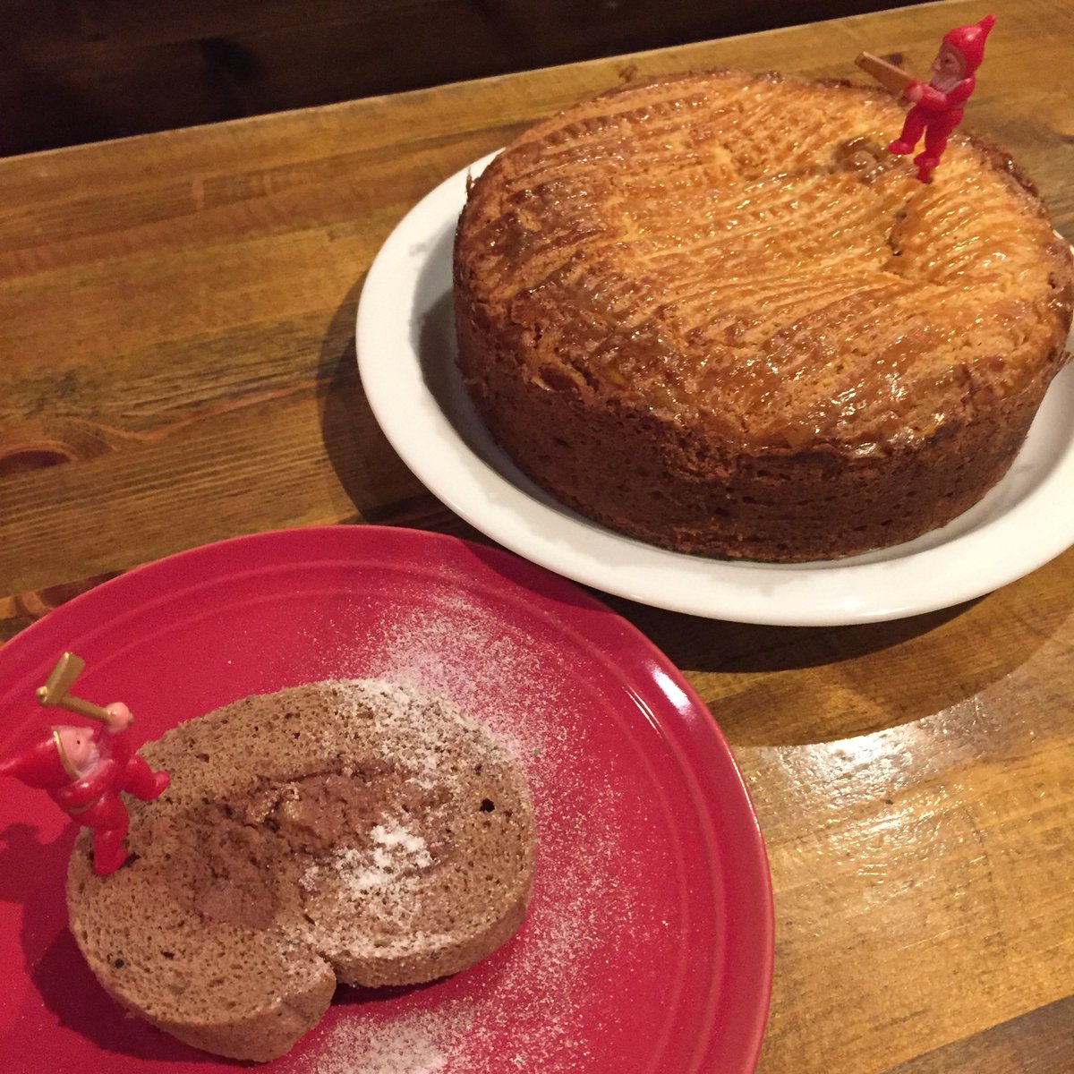 mitakabar's tweet photo. メリクリイヴ🎄
ただいま高円寺にてトリツカレ男一周年パーティ開催中です✨
三鷹バルは通常通り営業中です。
クリスマスなのでデザートを多めにご用意してます🎅
チョコレートロールケーキ&amp;ガトーバスク✨
マグロの頬肉のフリットもおすすめです。パーティ帰りにもぜひお立ち寄りくださいませ〜💝 https://t.co/7BprIMkH0W