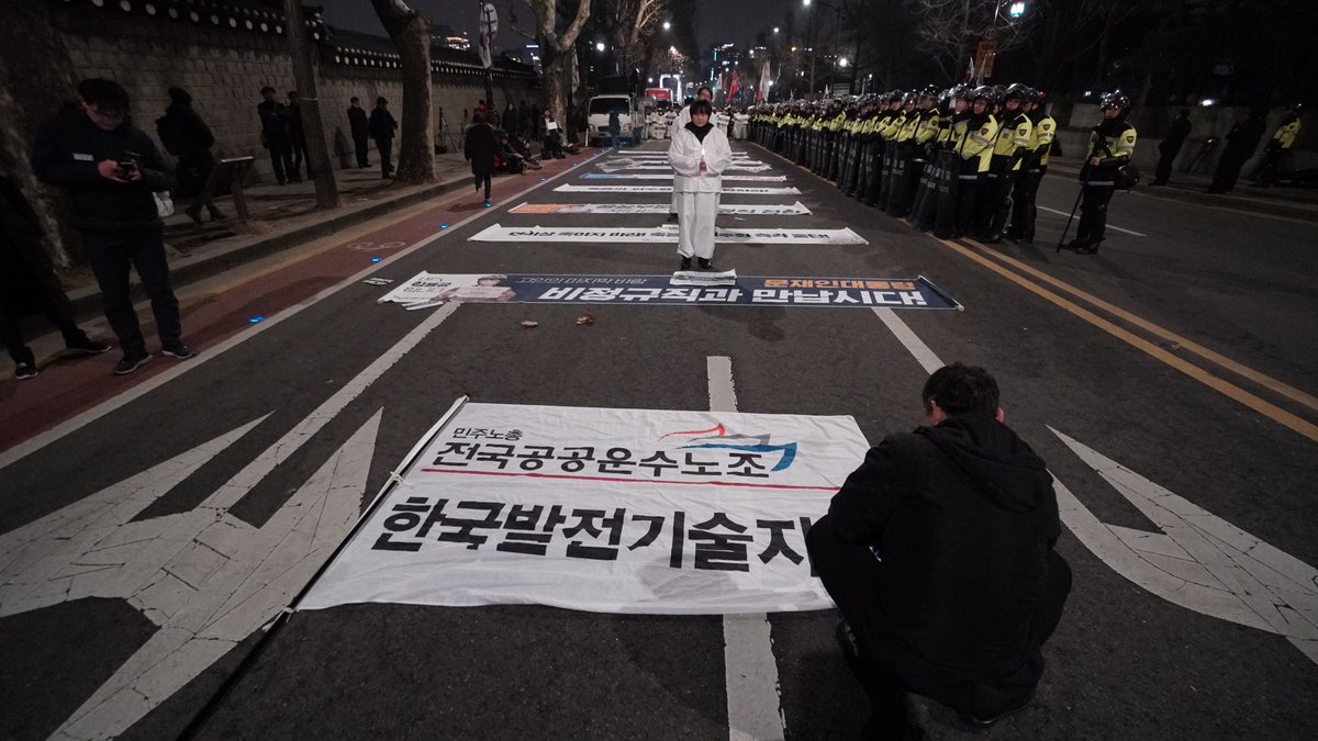 multiact's tweet image. 생명안전 유지 업무를 하는 노동자가 무참하게 죽어가는 상황을 타개 하기 위해 동료들이 파업이라도 할라치면 필수유지업무라 법에 묶여 하지도 못하는... 그냥 현장에서 위험한 일 떠맡아 하나둘씩 동료들을 떠나보내야 하는 고인의 동료 노동자들을 생각해 봅시다. 한국발전기술지부 노동자입니다.