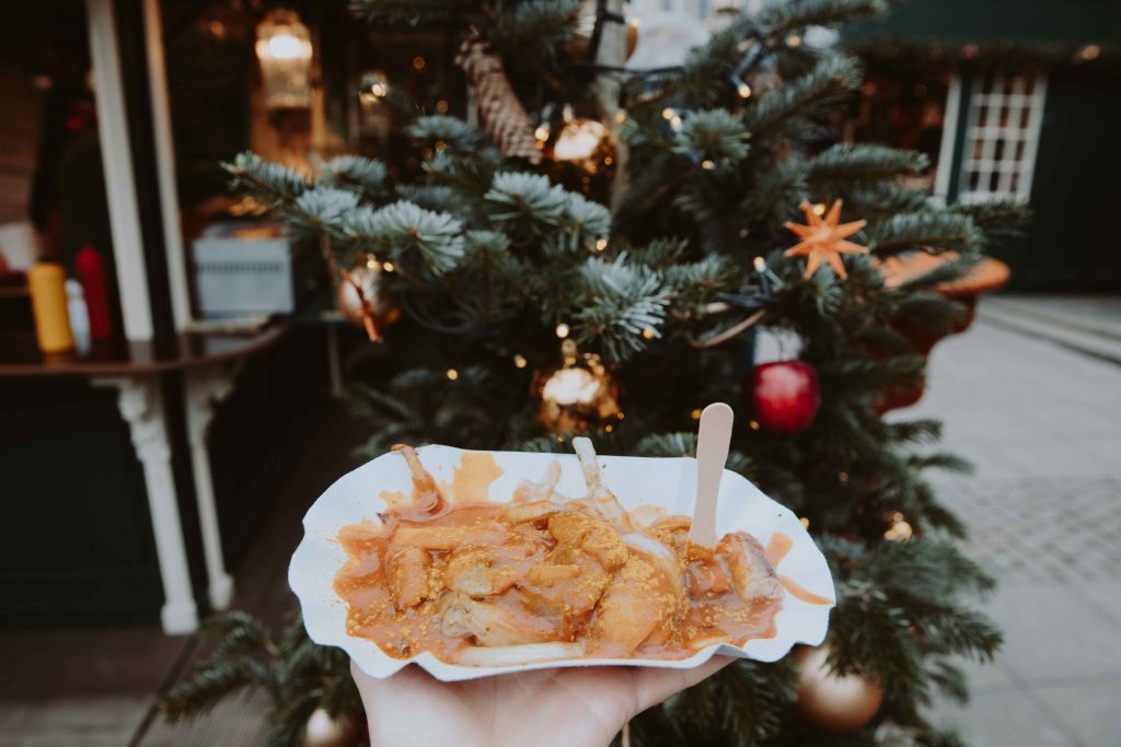 21 Food &amp; Drinks you must try at the German Christmas Markets polkadotpassport.com/21-food-drinks…