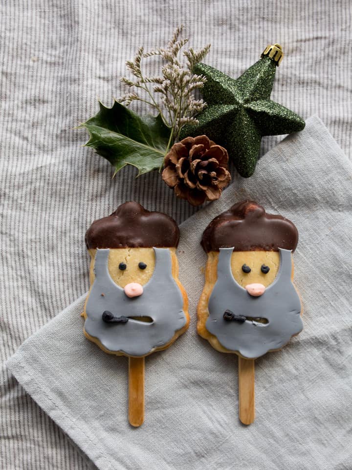 ★ ¡La piruleta más deseada estos días! Los Olentzeros de <a href="/zuricalday/">Martina Zuricalday</a> son deliciosas galletas de pasta sable bretona, rellenas de su mejor chocolate ---> verybilbao.com/comercios/mart…