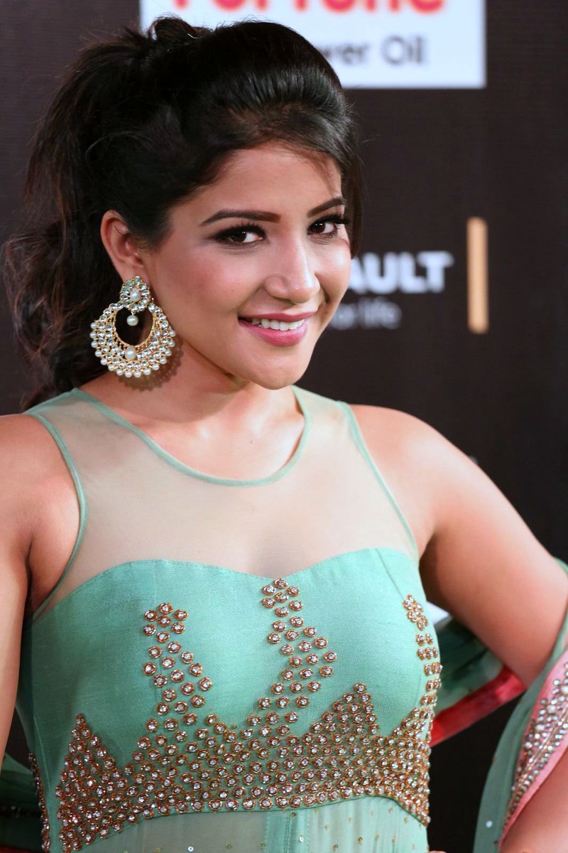 FilmyDotToday's tweet photo. #SakshiAgarwal more pics @ https://t.co/Ts9z5DuQ0z https://t.co/gyxAPMQ8sN
