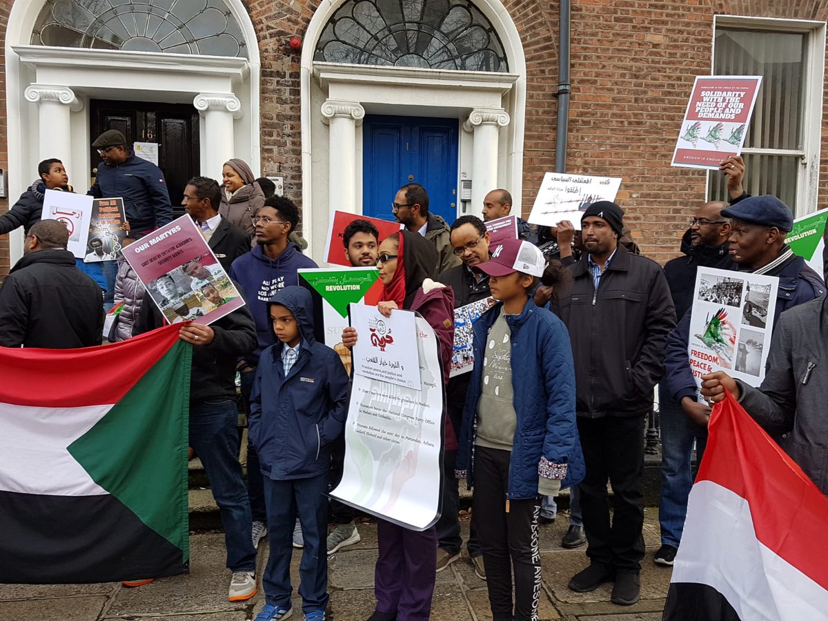 YasarHammor's tweet photo. #مدن_السودان_تنتفض #Sudan_Revolts 
Sudanese Doctors in Ireland Support the Sudan Revolution https://t.co/fKYYwXT9B3