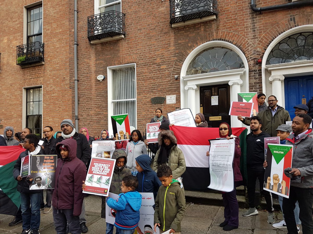 YasarHammor's tweet photo. #مدن_السودان_تنتفض #Sudan_Revolts 
Sudanese Doctors in Ireland Support the Sudan Revolution https://t.co/fKYYwXT9B3