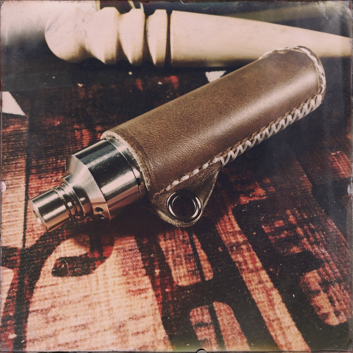 bergkatse's tweet photo. メタルチューブを使うのも辛くなってきたのでPrax1s専用スリーブを作ってみました。
#praxis #learhercraft #vape https://t.co/6zxinxc7zI