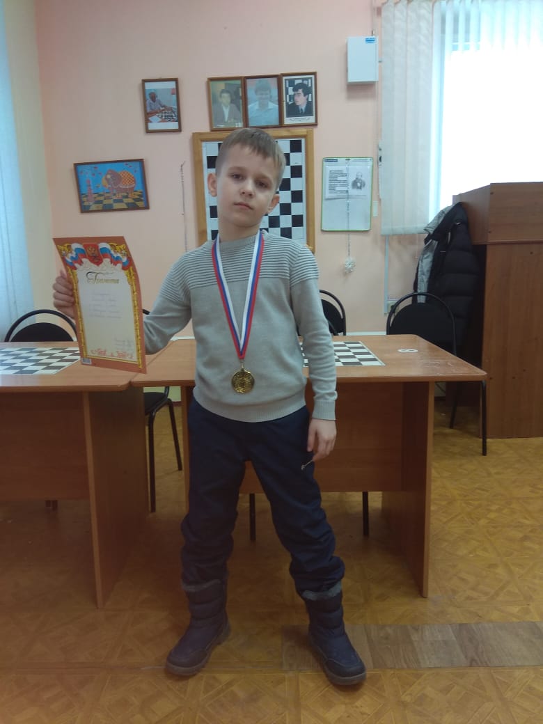 22-23 декабря в городском шахматном клубе Дебют ул. Марата 9 прошёл детский Новогодний шахматный турнир по быстрым шахматам с обсчетом российского рейтинга.
Участвовали от парка Матросова : Шабанов Всеволод и Пестряков Артём.
Пестряков Артём занял 1 место. Шабанов на 4 месте.