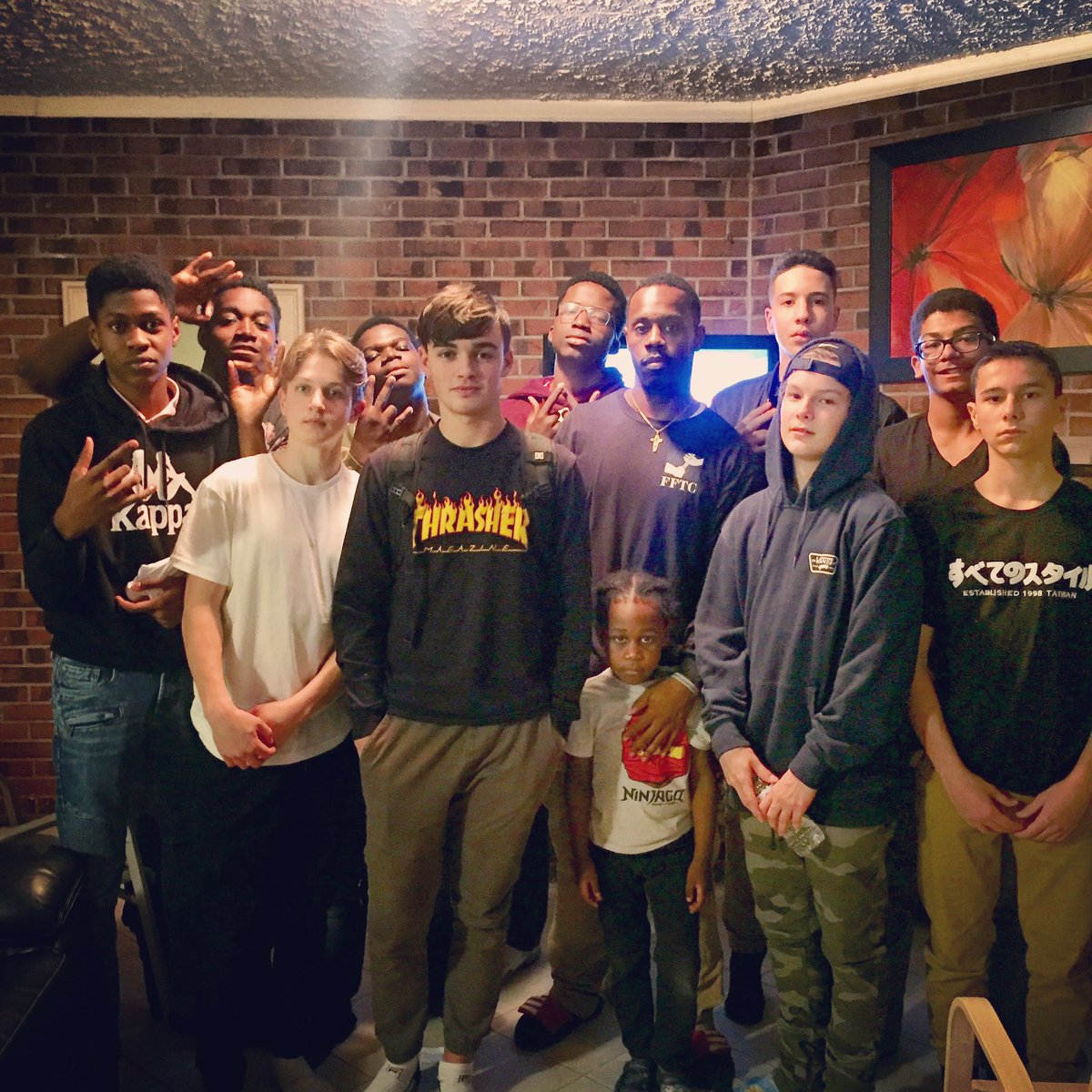 k1ngcharless's tweet photo. Souper de Noël et échange de cadeau à la maison avec mes jeunes de 14-15 ans de basketball 🏀. Belle façon de terminer l'année 2018 . #CoachK #LaFamille #SphinxNation #Wolfpack #Basketball #HighSchool #StudentAthlete https://t.co/P6tnB512rJ