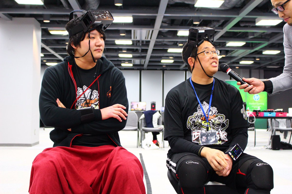 ahirugumi_hado's tweet photo. DXRacer ( @dxracerjapan )さんとのコラボ企画!
ゲーミングチェアに座りながらの #HADO 対決!
対戦してくださったのはMCの、のばしぼん 。( @X_BAYASHI_X )さん!
キャスタのスムーズさ、クッション性の良さから無事勝利!
くるくる回りながら勝利を喜ぶ2人を激写📸
#RGB2018 #RIZeST https://t.co/tHpavgWSMS