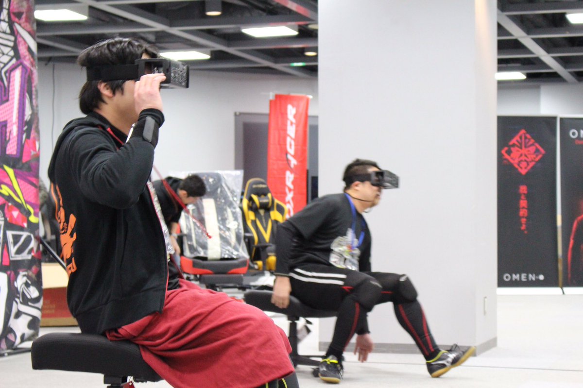 ahirugumi_hado's tweet photo. DXRacer ( @dxracerjapan )さんとのコラボ企画!
ゲーミングチェアに座りながらの #HADO 対決!
対戦してくださったのはMCの、のばしぼん 。( @X_BAYASHI_X )さん!
キャスタのスムーズさ、クッション性の良さから無事勝利!
くるくる回りながら勝利を喜ぶ2人を激写📸
#RGB2018 #RIZeST https://t.co/tHpavgWSMS