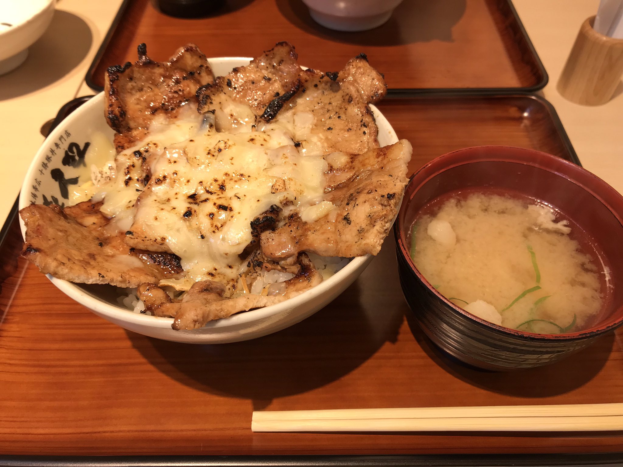 ディオ 仙台駅前eden内 本場帯広 十勝豚丼専門店 㐂久好 きくよし 十勝豚丼特上二層盛り 1280円 炙りチーズ十勝豚丼肉重ね盛り 1060円 ご飯は大盛無料 炙りチーズには花畑牧場のラクレットチーズが使われていて箸が止まらないです きくよし仙台
