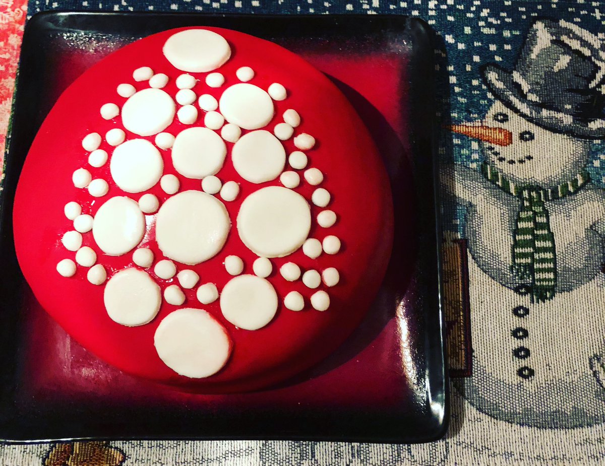 michfiacco's tweet image. Spent the night wrapping presents and baking a devils food cake with vanilla frosting and red and white fondant. #TreeDesign #MerryChristmas #FiaccoFamily 🎄 🎅