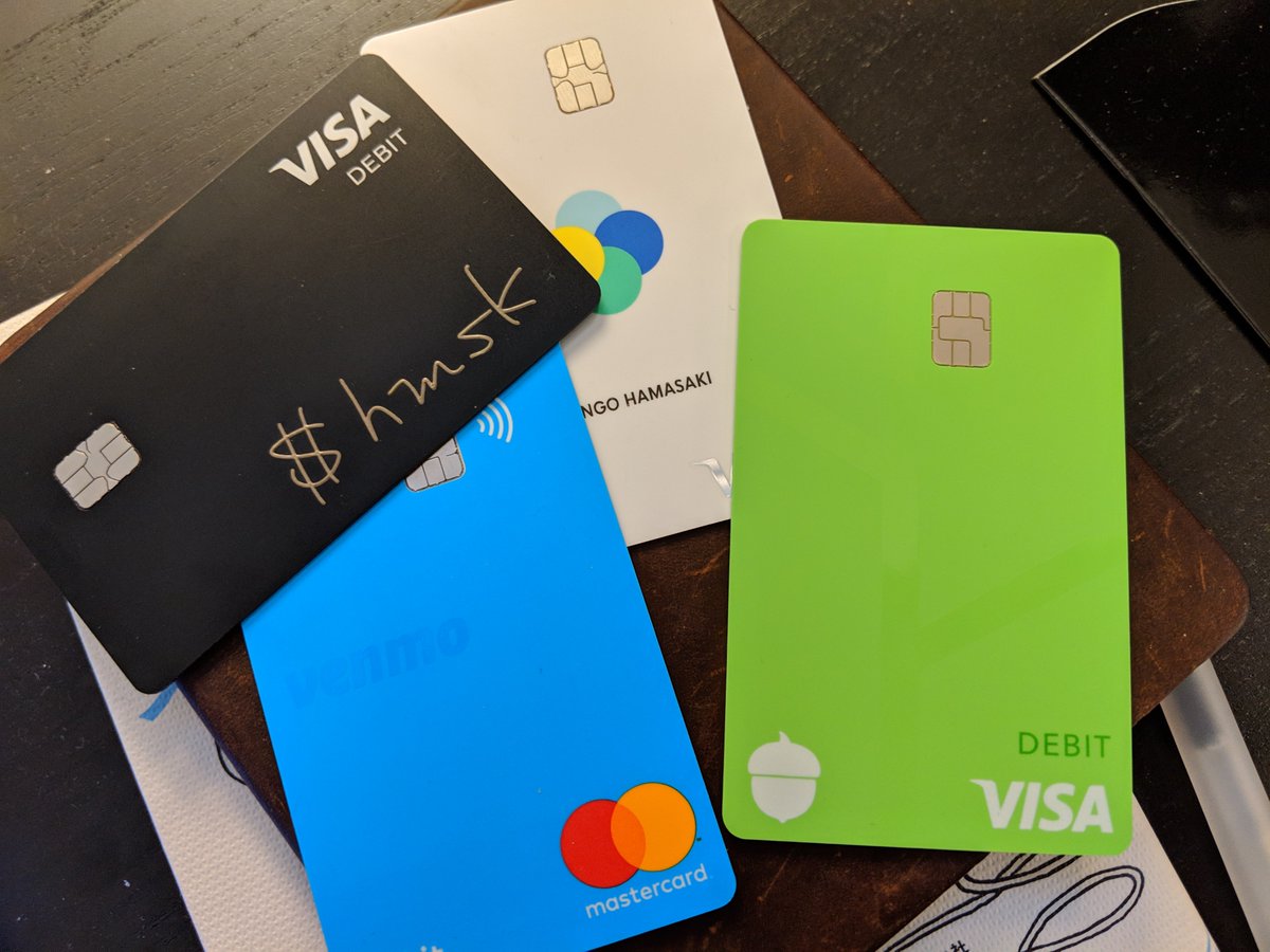 各サービスのおしゃれデビットカードたち、ポイント還元の観点からレギュラー入りしないのでPatreon上の個別の支払いにひとつずつ挿して使っている。