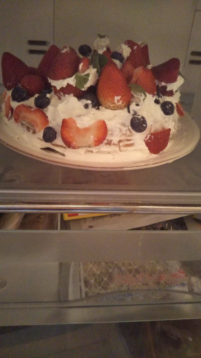 安彦麻理絵 V Twitter 小1娘が炊飯器 ホットケーキミックスでこさえたクリスマスケーキが冷蔵庫内でスタンバっておる 大食いロシアン佐藤の ケーキ作成動画を観て触発された様子 デコデコに盛ってるなぁ さすが小学生