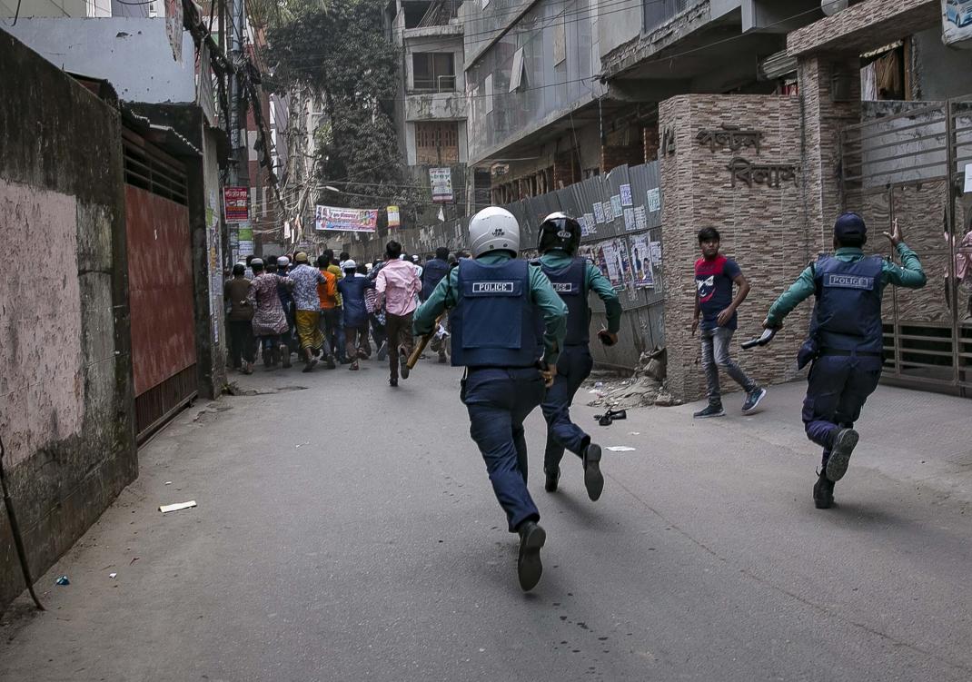 Reaproy's tweet image. New @hrw report on #Bangladesh election is must reading for those wanting to assess whether 30 December 2018 poll will be free &amp;amp; fair. Serious abuses vs political &amp;amp; civil society activists continuing. hrw.org/news/2018/12/2… #Dhaka #AwamiLeague #SheikhHasina