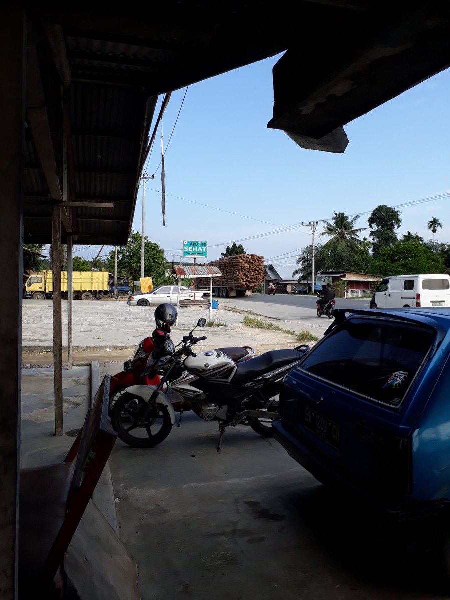 Masri1502's tweet photo. @jokowi Tolong perhatikan jalan di lintas timur sumatra khususnya RIAU yg dihancurkan oleh mobil RAPP dan INDAH KIAT yang melebihi kapasitas muatan.. https://t.co/aUMhY1kuEB