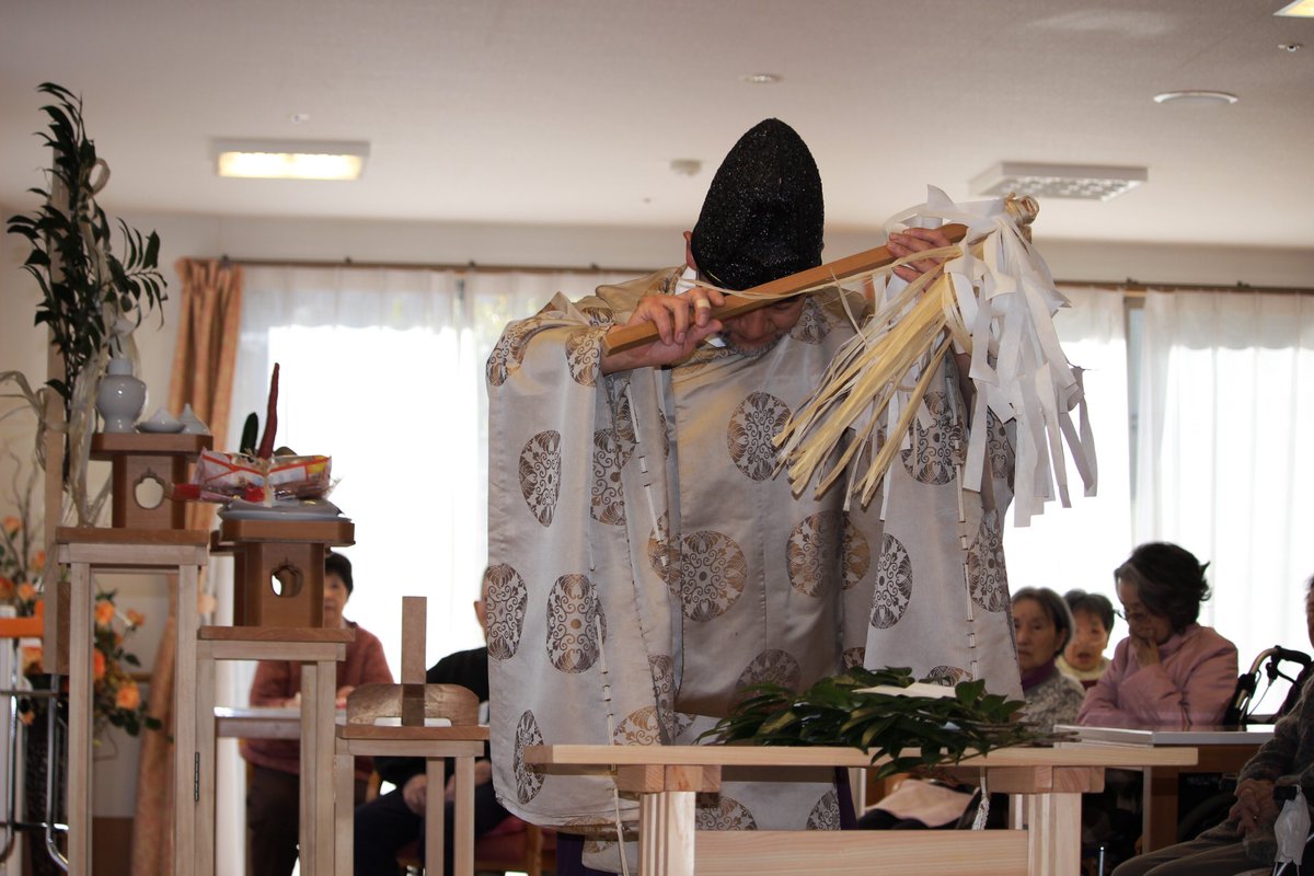 高天原本宮 鈴木 家の清め祓い祭 伊丹市で家の祓い清めを祭行しました 家の中で祭壇を組み 家の敷地と各部屋を鈴で清め ました 水回りや敷地 玄関は塩を 身体健康 家内安全や無病息災をご祈念申し上げました 地鎮祭大阪 神社 神道