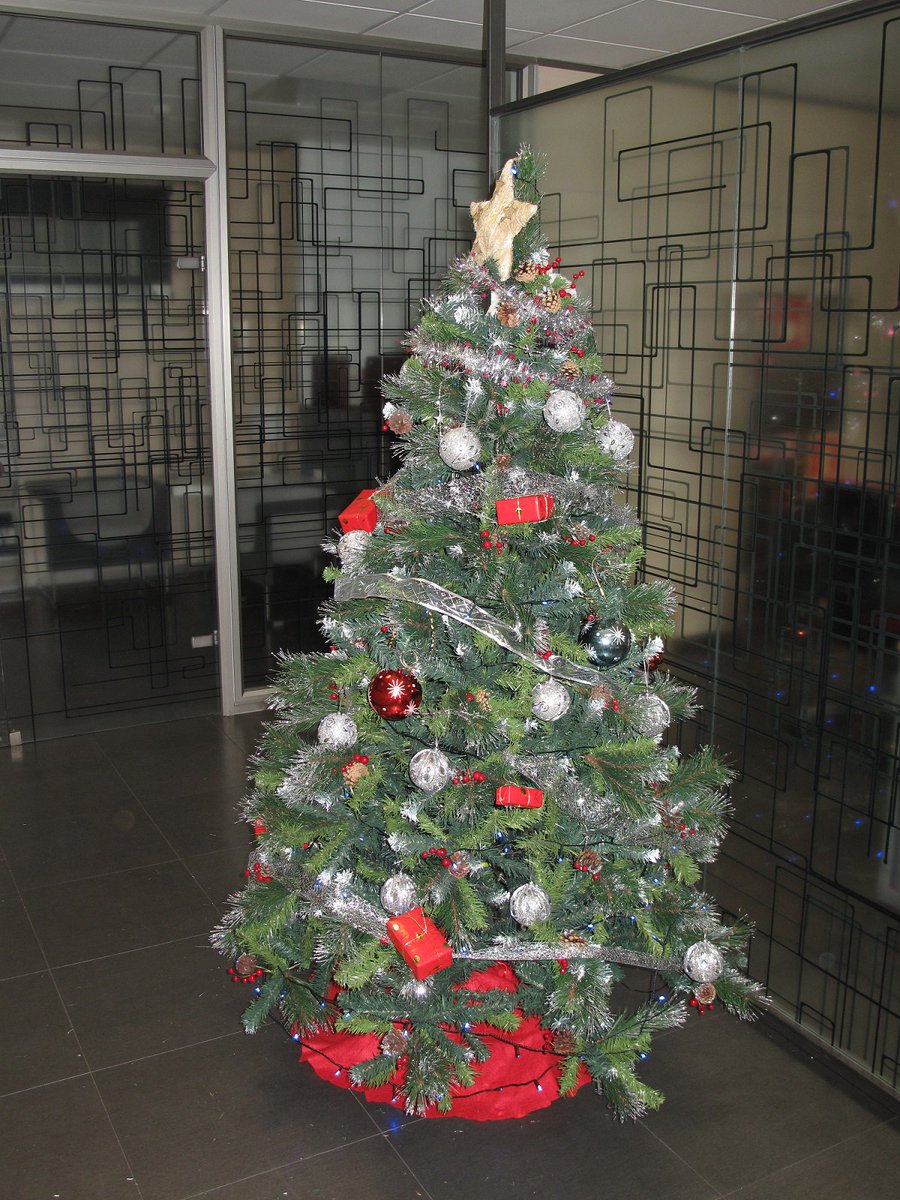 SwagelokIB's tweet photo. ¡Todo el equipo de Swagelok Ibérica les desea una Feliz Navidad! Feliz Natal! Bon Nadal! Eguberri! Bo Nadal! Happy Christmas!! https://t.co/bUde9ZA6dL