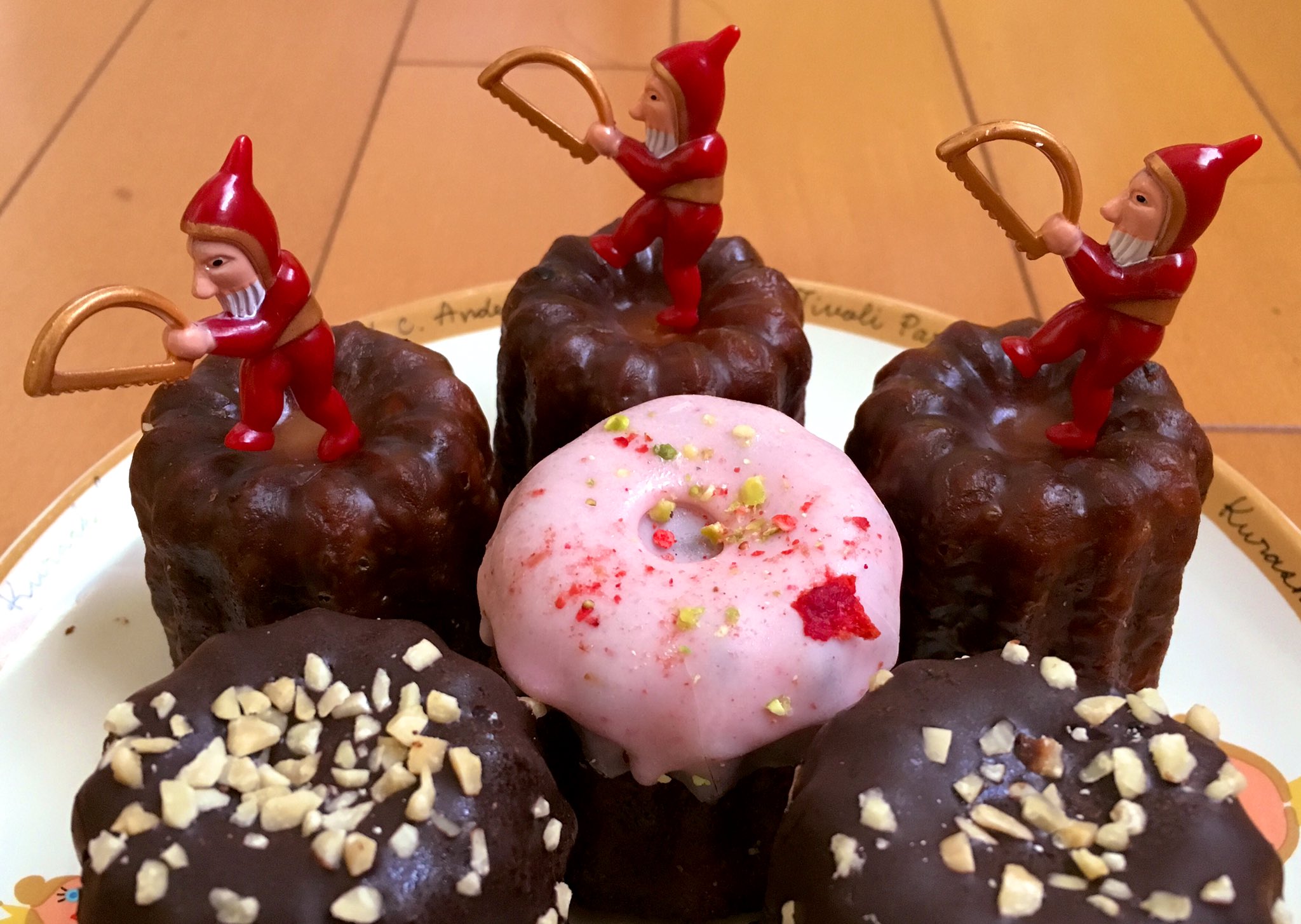 Jr茨木駅前 ヨガスタジオreborn メリークリスマス ケーキが苦手な私は 阪神梅田店ラ スールのカヌレで Xマス限定バージョンが可愛い クリスマス限定 カヌレ Lasoeur ラスール クリスマスケーキ 阪神梅田店 T Co U0esjno37f Twitter