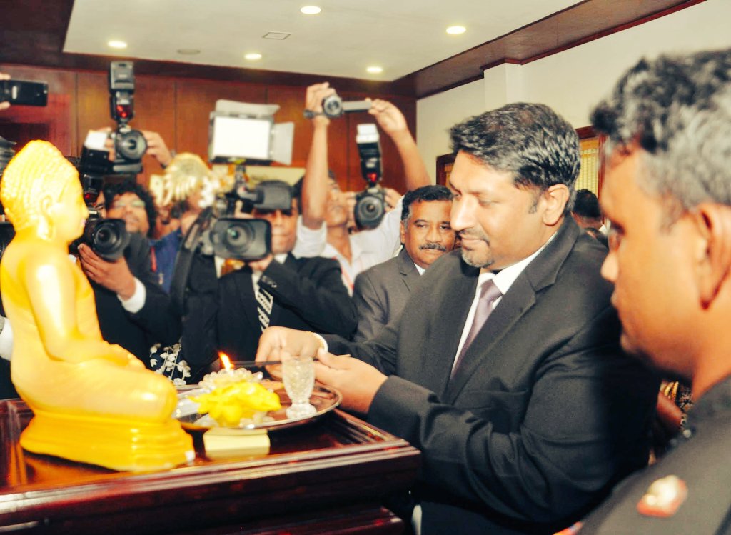 RWijewardene's tweet photo. ආරක්ෂක රාජ්ය අමාත්යවරයා ලෙස රාජකාරි කටයුතු ආරම්භ කළෙමි
Assumed duties as the State Minister of Defence
#lka #SriLanka #SMoDSL #MoD #MoDSL https://t.co/u8sVdkskMa