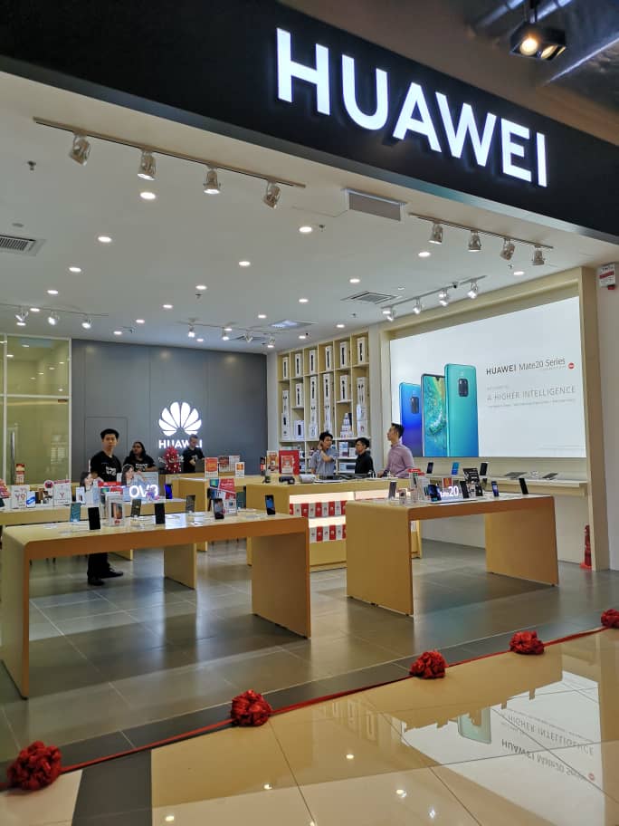 ThunderMatch's tweet photo. Congrats to Huawei for their Store Grand Opening at Eko Cheras Mall today! 🎉🎉🎉
Giving away mystery gifts worth RM199 for any in-store purchase RM1500 and above! 🎁🎁

For more info https://t.co/OsSDtApAMF

#EkoCheras #Huawei #Mate20Pro https://t.co/Zs6q1vwIa3