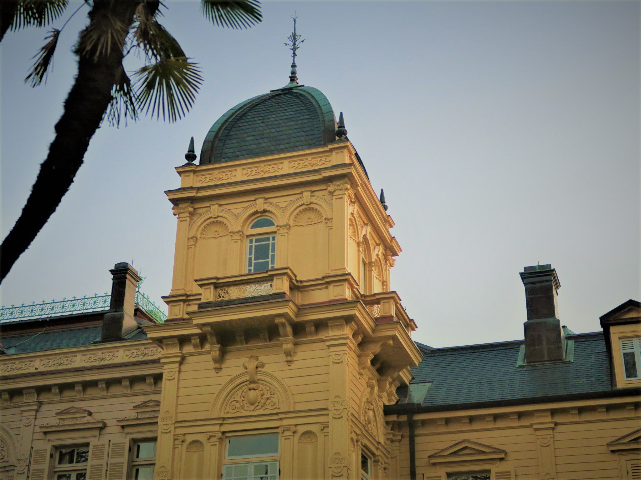 旧岩崎邸庭園 チムチムニー 洋館にはたくさんの煙突があります 屋根裏に何があるの と聞かれますが物置や貯水槽 煙突掃除の入り口などがありました クリスマス 煙突 洋館 旧岩崎邸庭園 暖炉 ヴィクトリアン 19世紀 明治 T