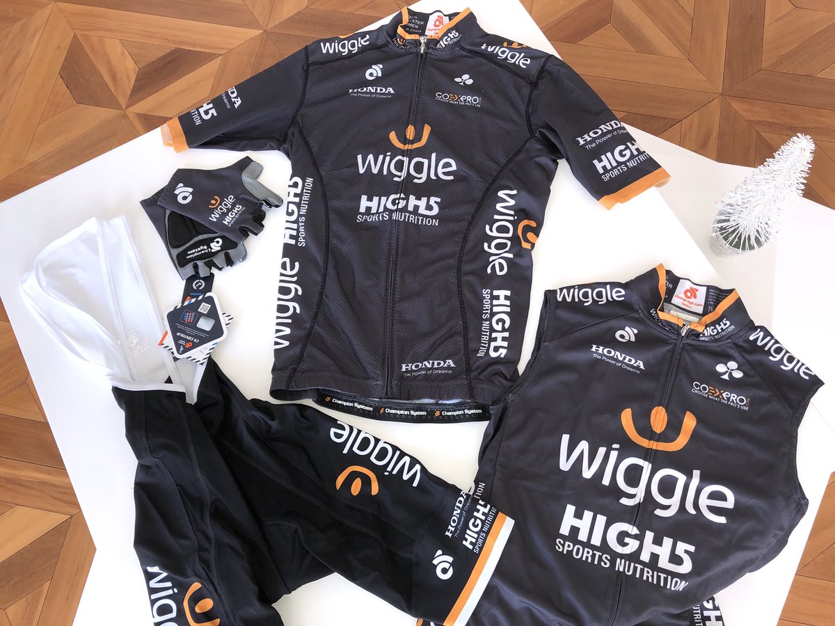 RochelleGilmore's tweet image. GIVEAWAY! Just retweet for a chance to win this bundle in the next 24hrs! Winner announced at 9am CET tomorrow! I’ll be giving away a bundle a day until New Year’s Day!