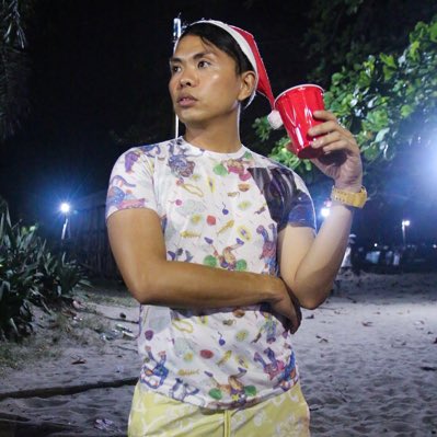 whuzmyname's tweet photo. Merry Christmas from me and my pretentious red solo cup. π#skwaa #kittykatkat #NewProfilePic https://t.co/yiU4qrDgUV