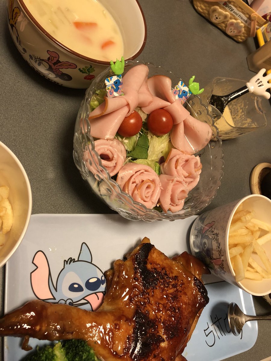 平凡メニューだけれどハムをリボンと薔薇にして豪華に思わせる作戦 笑 お肉こんが 裏拳 うらけん のイラスト