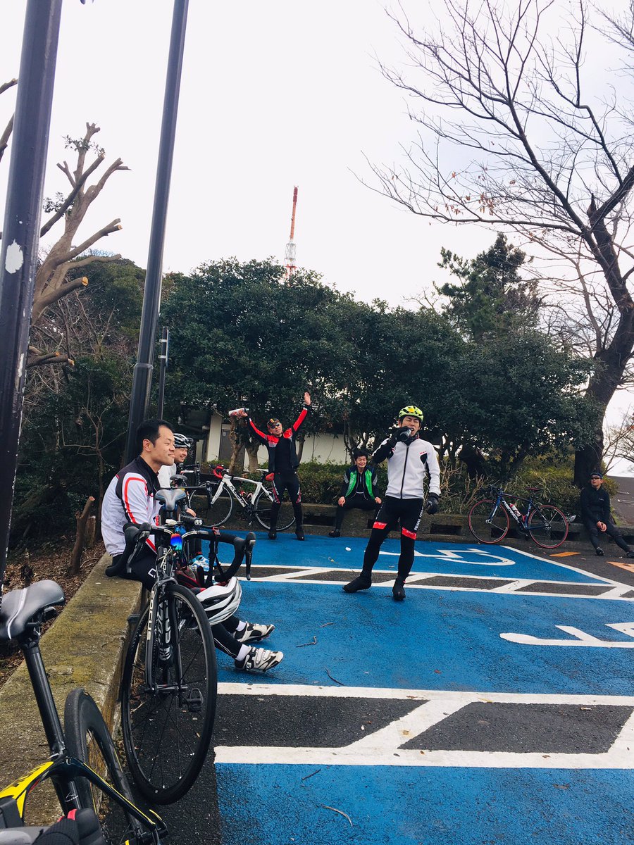 YSTC2013's tweet photo. 12/23(日)は、平塚周遊ライドに新規1名を迎え合計10名で走ってきました。
湘南平を登り、大磯レイクウッドあたりでほどほどに身体が温まってきたとこで雨足が強まり、残念ながらリタイア!
冷えた体をラーメンで温め、そのまま帰路へ!
#YSTC
#ロードバイク乗りと繋がりたい
#ロードバイク https://t.co/ID91XOETvW