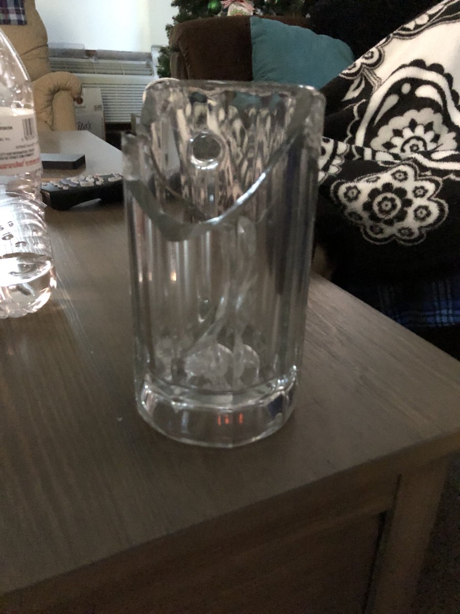 EmilyB_4's tweet image. Shoutout to @belk for not putting a fragile sticker on a box full of GLASS and shoutout to @FedEx for throwing a busted box on my porch full of shattered glass 👍🏻