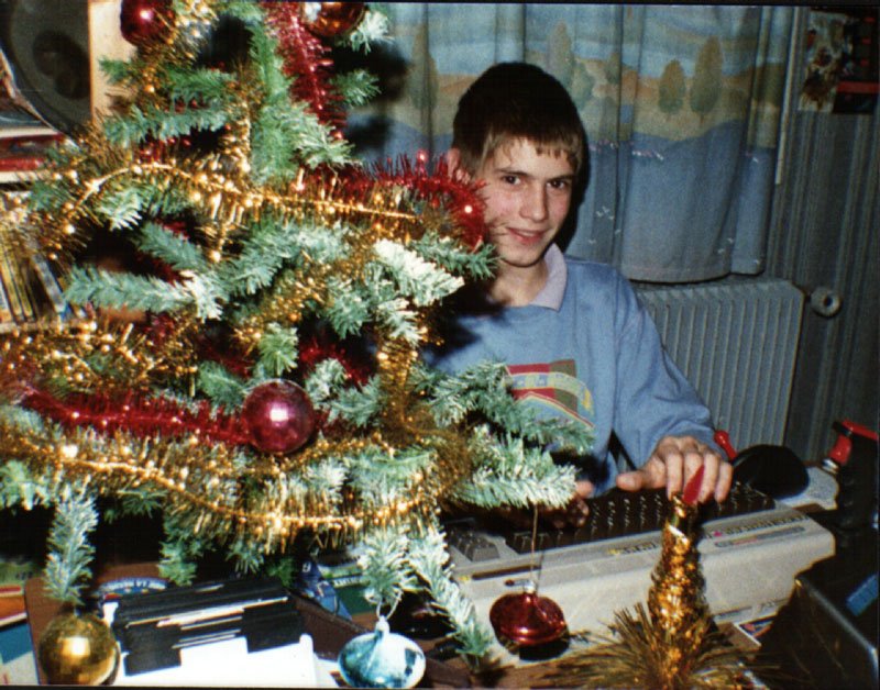 sensasonic's tweet photo. Somewhere in France in the 80ies with my #commodore64 🙂
🎄Merry Christmas !🎄 #c64 #forum64 https://t.co/P6bVEUJ3WR