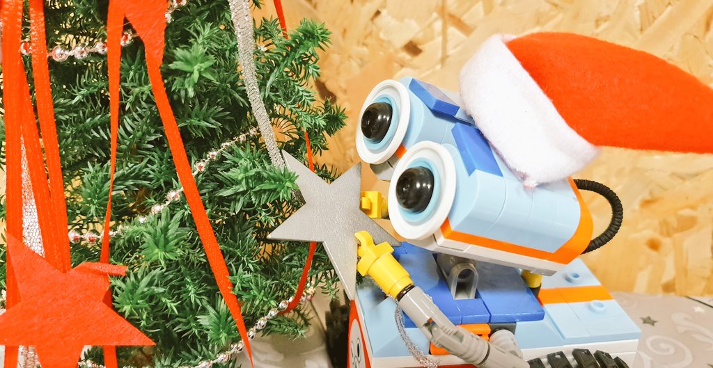 Ist euer Bäumchen auch schon fertig? Ich wünsche euch ein schönes Weihnachtsfest! Genießt die Zeit mit eurer Familie! Merry Christmas to everyone. Is your christmastree already decorated? #ChristmasTree #Weihnachtsbaum #fertiggeschmückt #christmasishere #weihnachten2018 #roboter