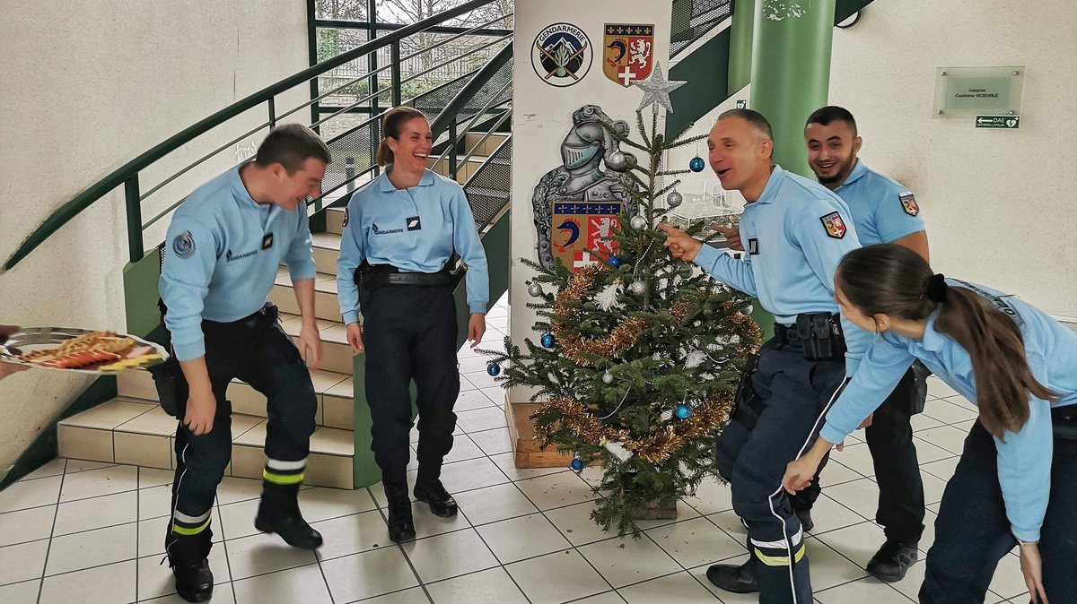 Gendarmerie_073's tweet photo. Parce que derrière chaque uniforme se cache bien des hommes et des femmes qui se plient en 4 pour assurer votre sécurité, nous vous offrons comme cadeau la #proximité, en ouvrant notre compte @Gendarmerie_073 👮
Profitez bien de vos proches ce soir, nous veillerons sur eux 😉 ! https://t.co/gjH3yT2o6Y