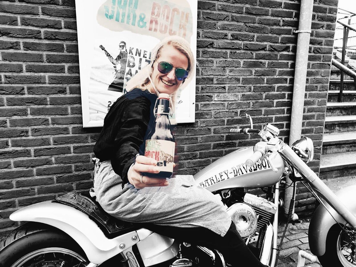 JakenRock's tweet photo. Jak&amp;Rock wenst jullie allen prettige feestdagen en graag zien we jullie in 2019 terug op de 3e editie van het festival!🎄🎅🏻🎇 https://t.co/1zvEhiN6QQ