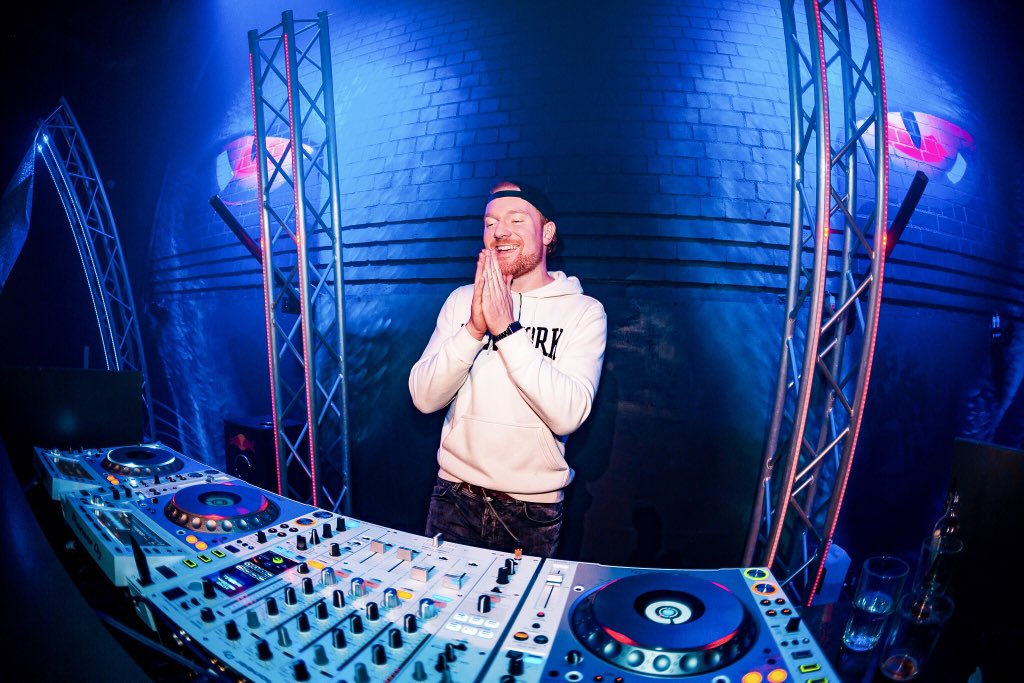 ThisIsDazers's tweet photo. When you arive at the party and feel special for on this limited edition dj set 🙏🏻 https://t.co/kffVMzvpEX