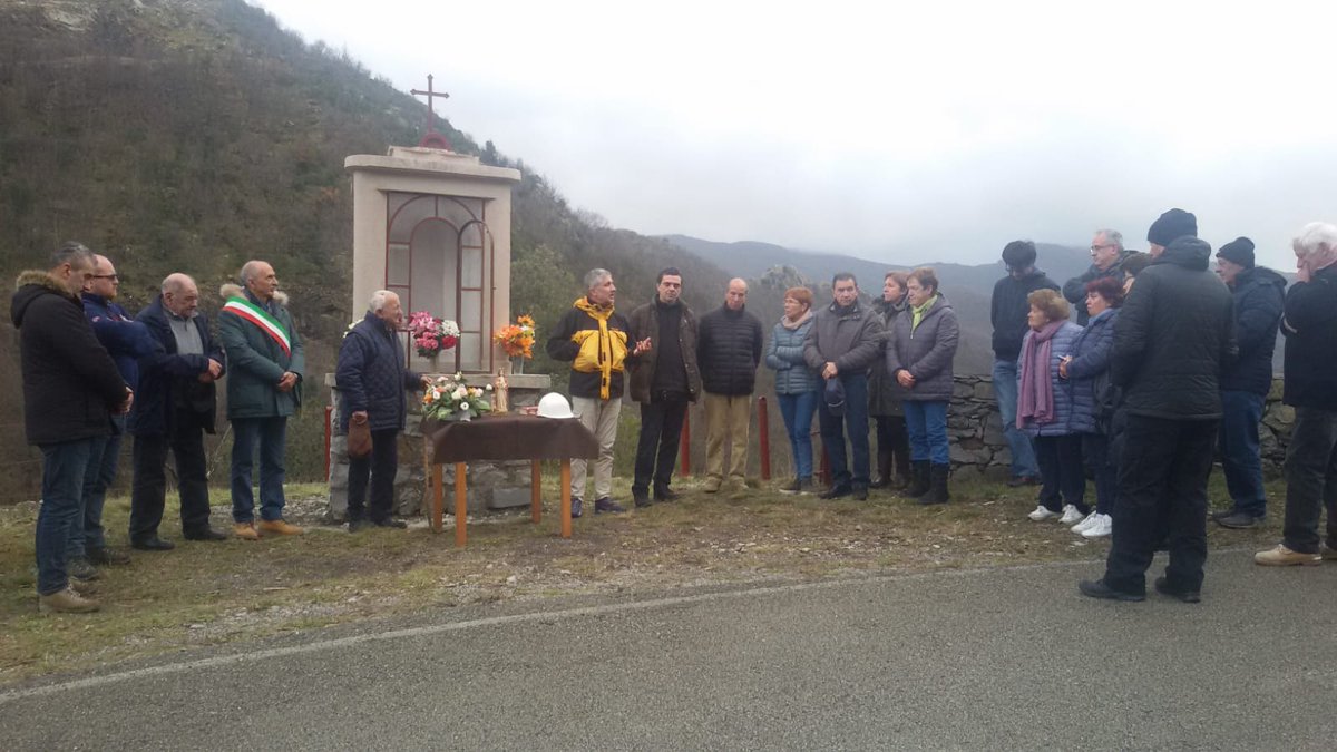 PARCO_AVETO's tweet photo. Toccante cerimonia ieri alla #MinieradiGambatesa: S. Messa di Natale e benedizione Cappelletta restaurata di #SantaBarbara, con #parcoaveto #SKIMINE #ComunediNe, ex-minatori e famigliari https://t.co/5JX2EvQJYk