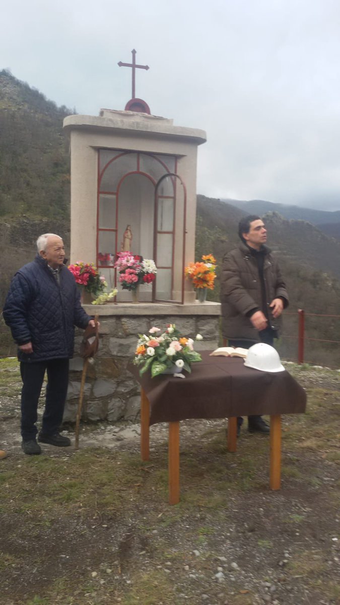 PARCO_AVETO's tweet photo. Toccante cerimonia ieri alla #MinieradiGambatesa: S. Messa di Natale e benedizione Cappelletta restaurata di #SantaBarbara, con #parcoaveto #SKIMINE #ComunediNe, ex-minatori e famigliari https://t.co/5JX2EvQJYk
