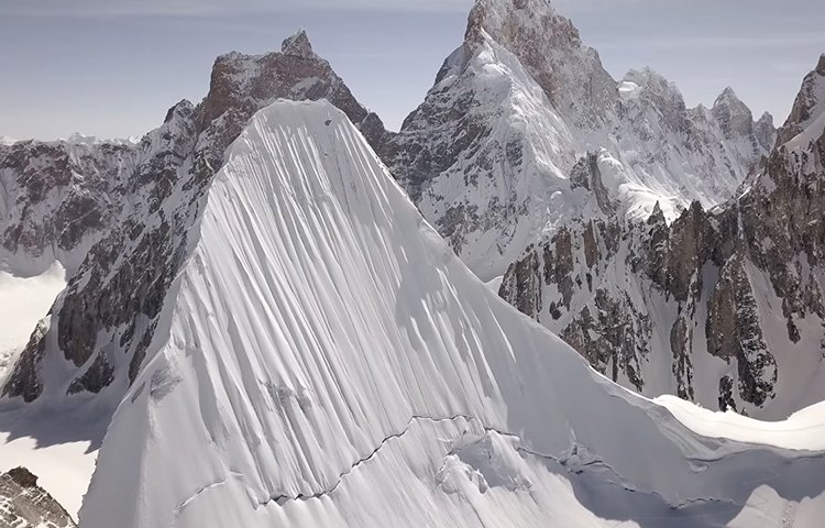 barrabescom's tweet photo. Zabardast, película completa. La increíble aventura de 6 amigos recorriendo durante 5 semanas en autosuficiencia una remota zona del Karakorum, ascendiendo cimas y realizando descensos con tablas muy al límite. No os la perdais. https://t.co/EqWXjjimz4 https://t.co/ShNg0godat
