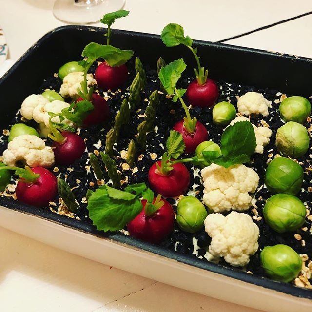 Gisteren gegeten bij vrienden die dol zijn op tuinieren volgens de richtlijnen van Heston Blumenthal. #gastronomy bit.ly/2Q1ojM7