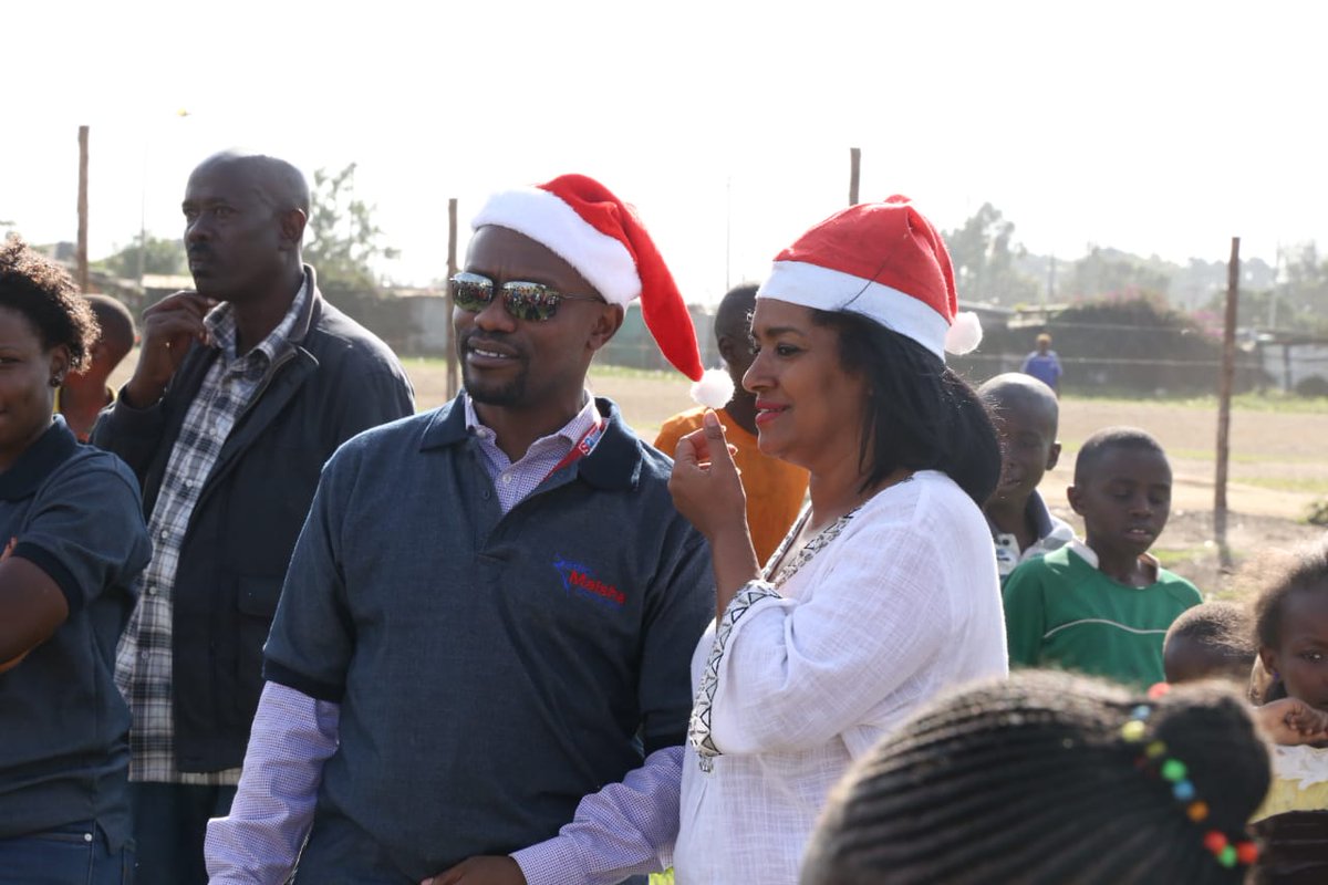 Nairobi County First Lady Christmas caravan sponsored by Radio Maisha at Komarock giving Christmas gift baskets to the elderly. #SpreadChristmasCheer