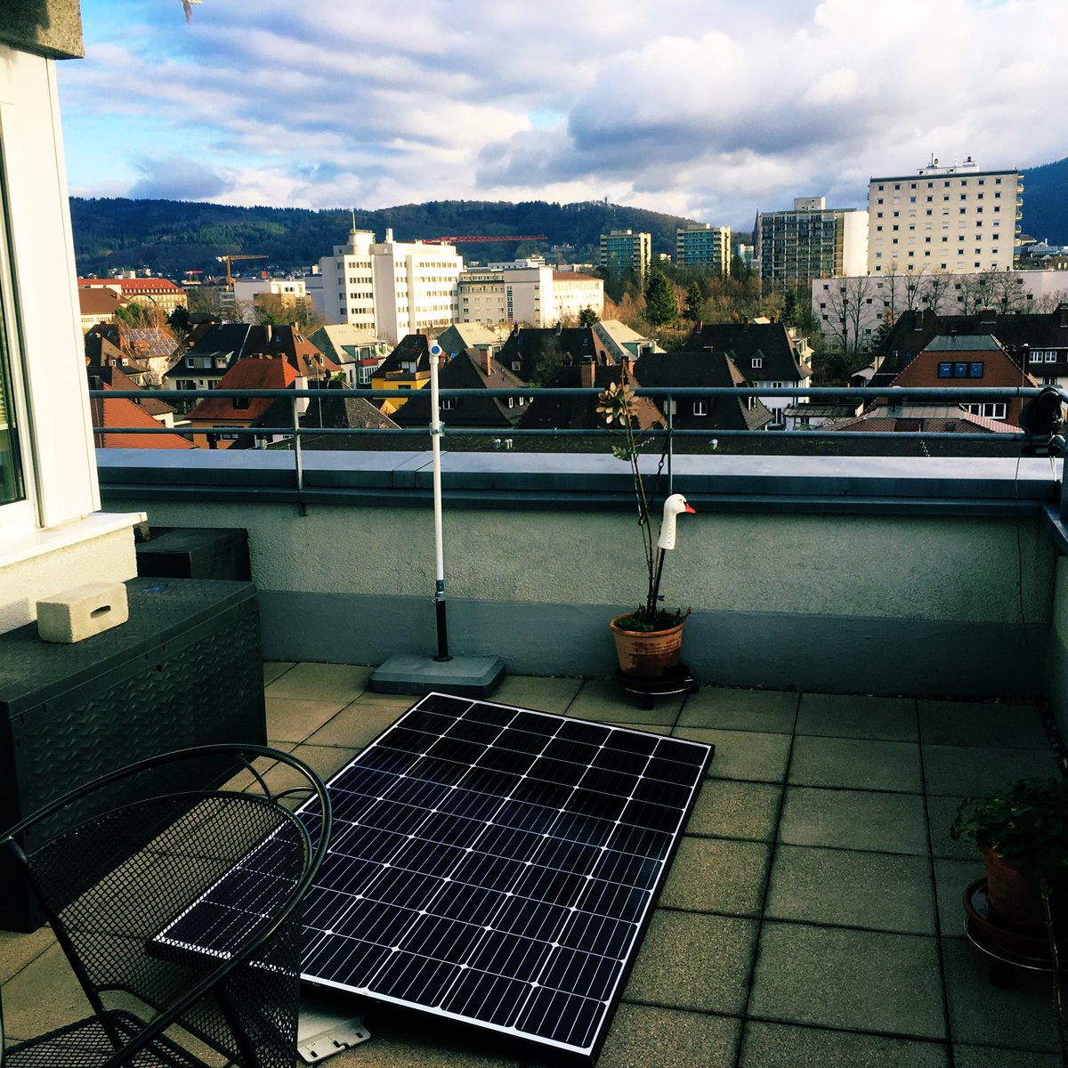 Zu den eher sonnigen #Weihnachten habe ich die #Balkonsolar Anlage mal auf die Südseite gelegt! Im Hintergrund ein nettes #Freiburg Panorama.
<a href="/mwenergie/">info</a> <a href="/solargeno/">Solar-Bürger-Genossenschaft eG</a> @Stromrente #Energiewende #Stromrebellen #ClimateAction #greencity #schwarzwald