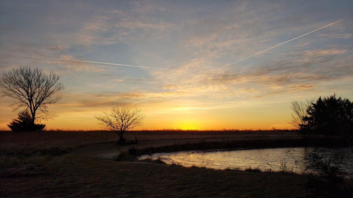 callantis's tweet image. A great way to start Christmas Eve in Princeton, KS! A beautiful sunrise and a sky full of contrails.  @KarliRitter