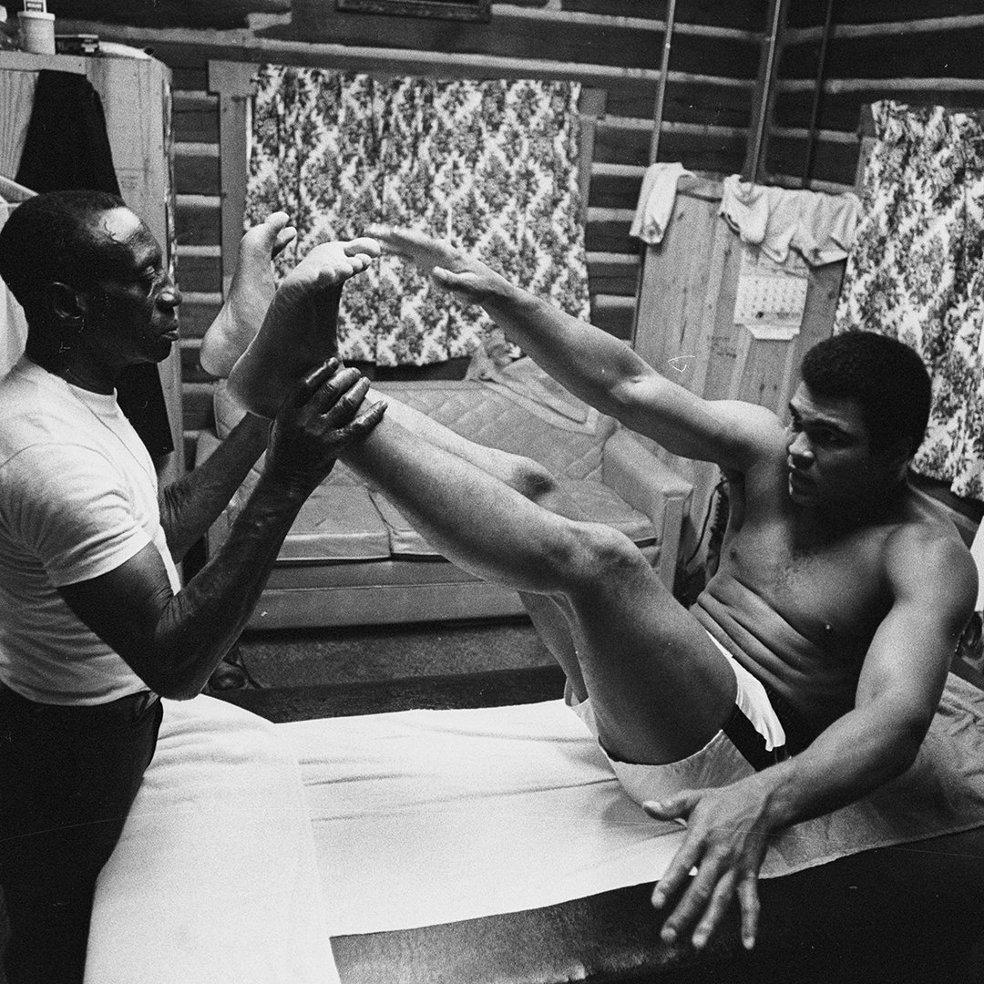 "I don’t count my sit-ups. I only start counting when it starts hurting. When I feel pain, that’s when I start counting, because that’s when it really counts." #MondayMotivation #MuhammadAli