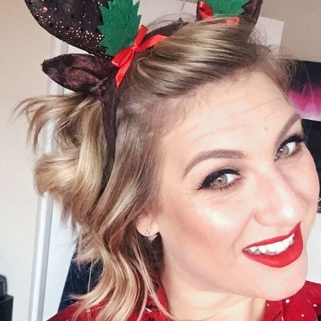 AnoushkaLoves's tweet photo. So because I am full of a cold, here's a picture of me looking festive from 2 years ago. It's the best I can do right now! Happy Christmas Eve! Let's do this!! #bloggerlife #glitterguide #pursuewhatislovely #flashesofdelight #theeverygirl #postitfortheae… https://t.co/HmN65oaIuw https://t.co/4XM4WVdbah