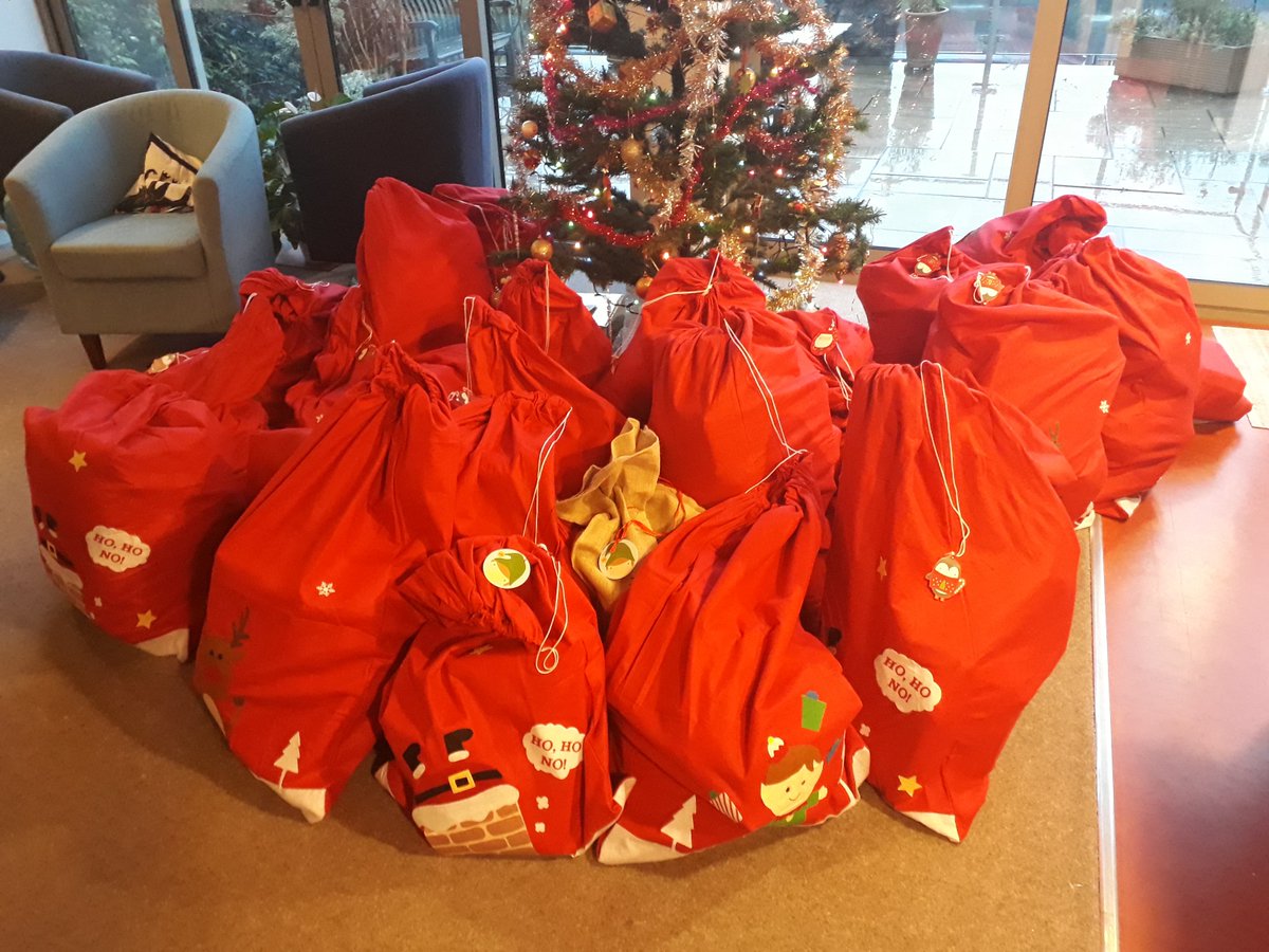 TCDSheffield's tweet photo. @xmas_dinner @TCDBarnsley @TCDLeeds @TCDNottm @TCDOxford @TCDRichmond @TCDWIRRAL @BrumXmasDinner @CantbXmasDinner @DinnerWigan @EllesmereXmasD1 @McrXmasDinner @SkXmasdinner @TheTopeProject @whocaresscot Good luck to all the dinners from your pals in sunny Sheffield! We're just about to set off for the venue with our presents - so excited to get it decorated and looking magical! 😘🎄🎅 https://t.co/luZpqcNbq4