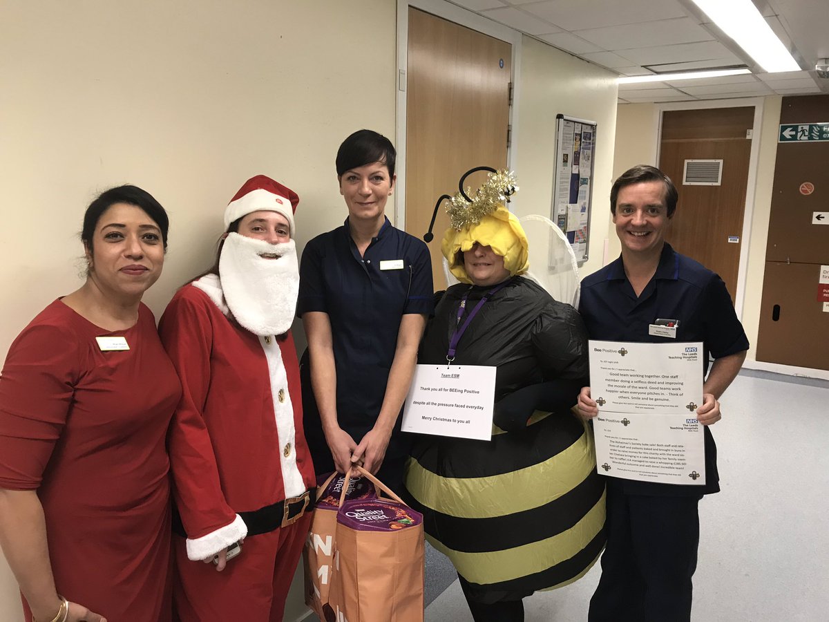 Janesmithy1604's tweet photo. Christmas Eve cheer with our very own Bev the Brown Bee (ESM deputy HON) spreading positive messages @BeePositiveLTHT #leeds @LeedsHospitals @LTHT_People @OrgLearnleedsth https://t.co/1t1IRhned5