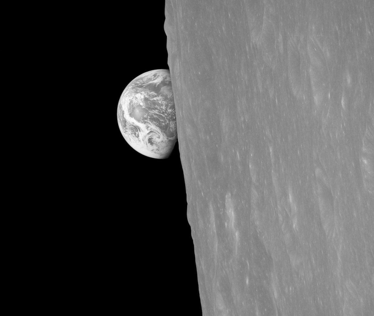 ESA_fr's tweet photo. #Encejour il y a 50 ans, l'astronaute Bill Anders d'#Apollo8 devenait le premier homme à photographier un lever de Terre depuis la Lune... https://t.co/FfxmdGQLR2