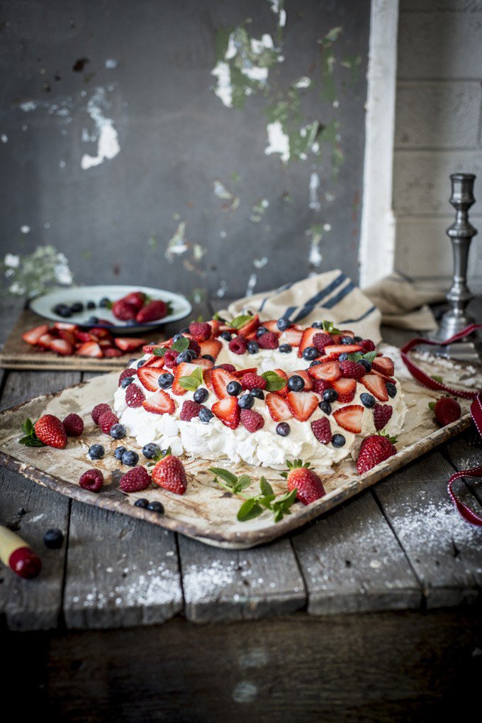 LittleBoxBrown's tweet photo. Christmas Wreath Pavlova https://t.co/OeoZ4rU9Lu https://t.co/JFuXzbkfat