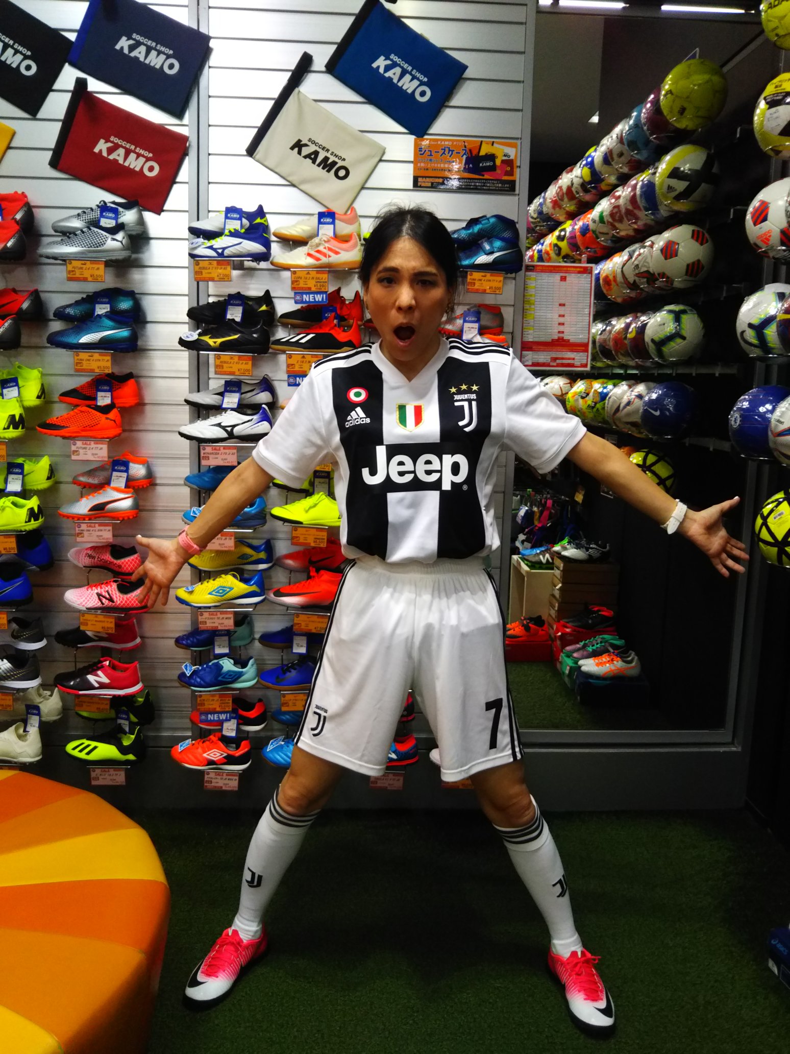 夕菜 大阪の心斎橋のサッカーショップkamo心斎橋店で撮ったイタリアサッカー のプロリーグのセリエaのユベントスのクリスティーナ ロナウドさんのゴールパフォーマンスです ユベントス クリスティーナ ロナウド ゴールパフォーマンス T Co