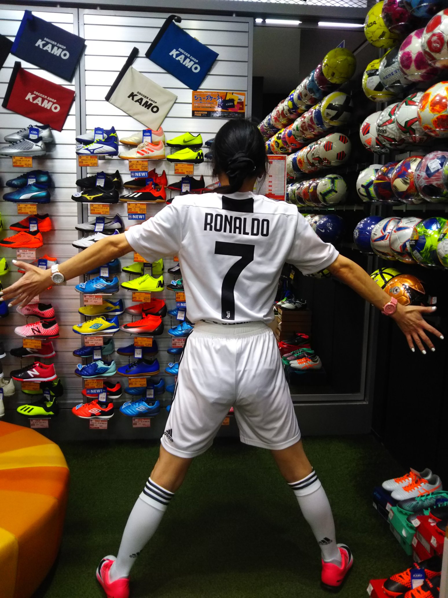 夕菜 Al Twitter 大阪の心斎橋のサッカーショップkamo心斎橋店で撮ったイタリアサッカー のプロリーグのセリエaのユベントスのクリスティーナ ロナウドさんのゴールパフォーマンスです ユベントス クリスティーナ ロナウド ゴールパフォーマンス T Co
